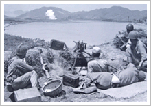 낙동강에 방어를 하고 있는 국군,  한 병사는 지쳐있어 누워있다 (1950. 9)