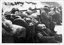 장진호 전투에서 중공군에 의해 철수하면서 쉬고 있는 미 해병 제1사단 (1950. 11.29)