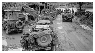 북으로 공격하기 위해 도하지점에서 대기하고 있는 군용차량(1951.3월)