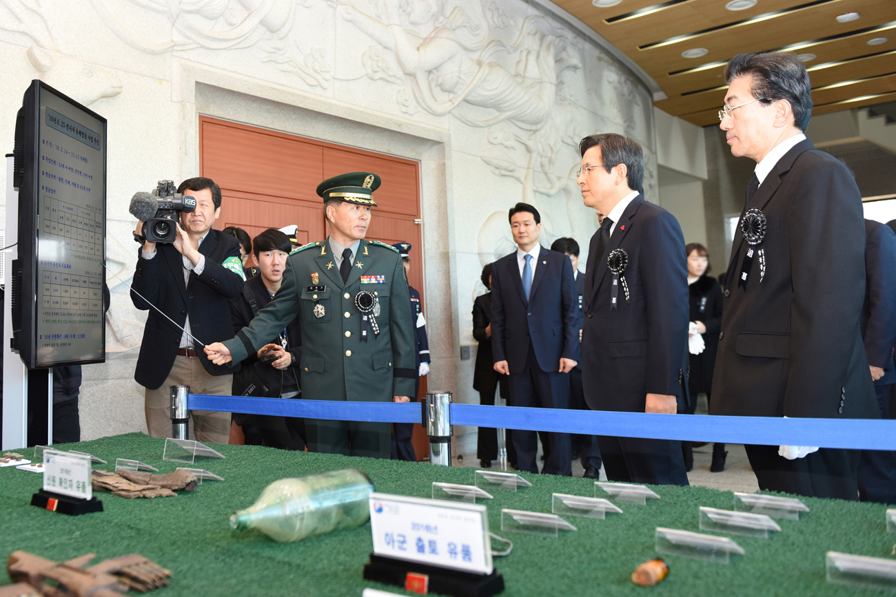 Former Prime Minister Hwng Gyo-Ahn at the Korean War Joint Enshrinement Ceremony (2016.12.02. Seoul National Cemetery)
