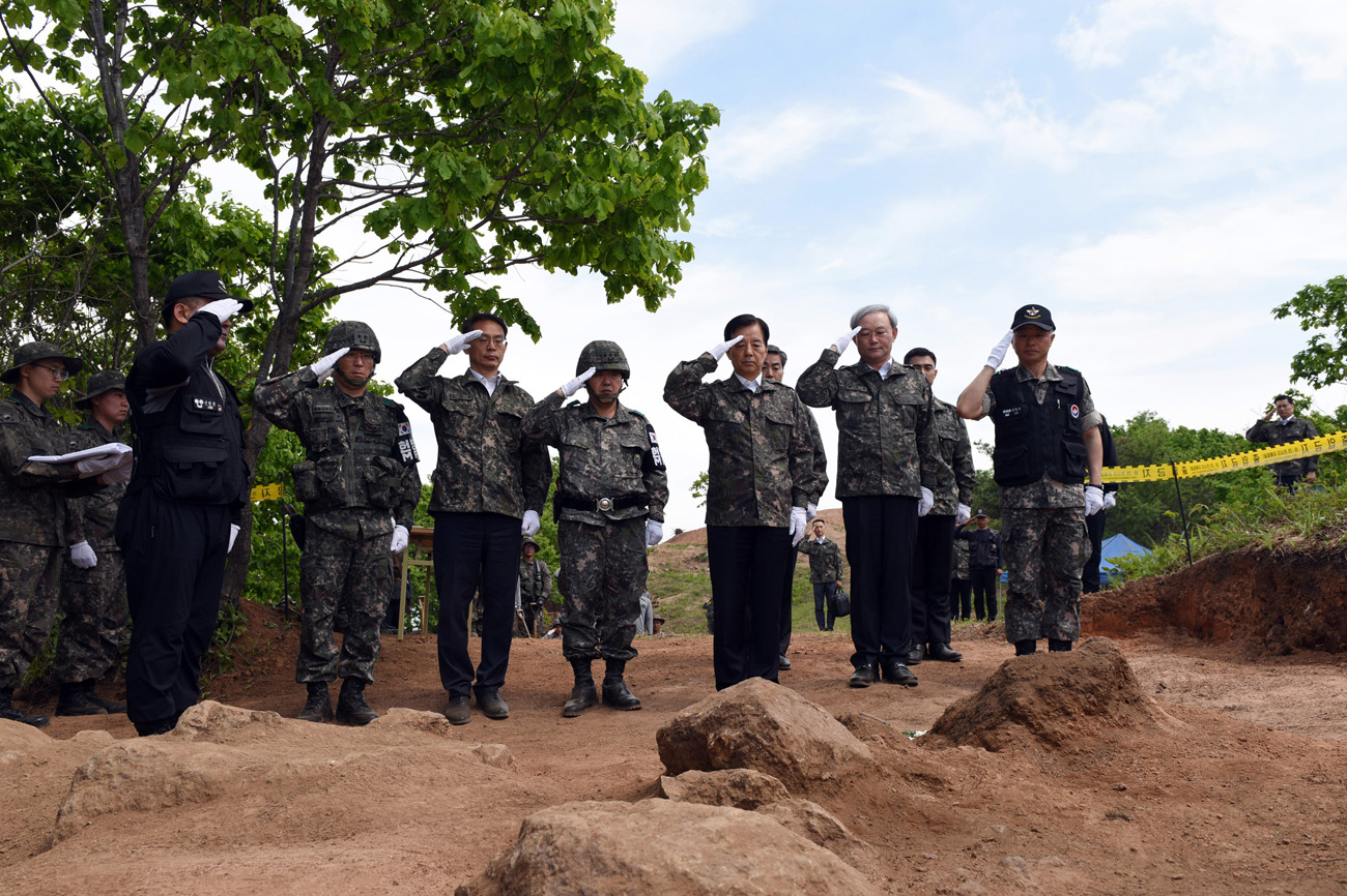 Former Minister of Defense Han Min-Goo at the recovery sites (2017.05.22. Yanggu Baeksuk Mountain)