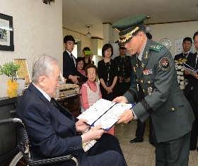Certificate of identity confirmation was delivered to the bereaved family (MAKRI Commander, Hong Jae-gu) 대표 이미지