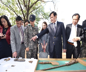 Vietnames Deputy Minister of Defense at the recovery sites (2015.10.02. Goyang-si Simli Mountain) 대표 이미지
