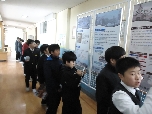 유해발굴사진을 관람하는 학생('12.4.3 부산 장평중) 대표 이미지