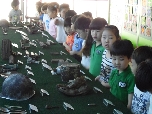 전사자 유품을 관람하는 학생('12.5.23 인천 부곡초) 대표 이미지
