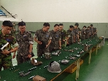 전사자 유품을 관람하는 군인(12.9.7 보병학교) 대표 이미지