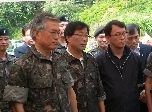 문재인 대통령, 국회의원 시절 윤후덕 의원 등 발굴현장 방문 <발굴현황 및 유품 소개> 대표 이미지