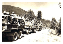 흙먼지를 날리면서 전투병력을 낙동강 전선으로 투입하고 있는 GMC 트럭(1950. 9. 2)