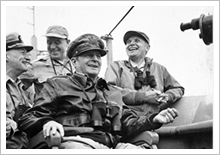 함상에서 성공적인 인천상륙상륙작전을 보고 환하게 웃는 맥아더 장군(1950. 9. 15)