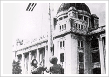 서울탈환 후 중앙청에 감격의 태극기를 게양하고 있는 한국 해병 제2대대 장병들 (1950.9.28)