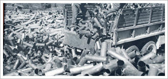 엄청난 양의 포탄 탄피를 야적장에 버리고 있는 모습(1951.9.6,중부전선) 