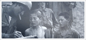 포로가 된 북한 소년병이 진술하고 있는 모습