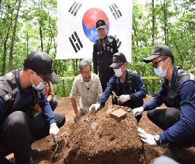 Actor Choi Bool-am at the recovery sites (2015.06.11.Seohwa-ri Gosungjae) 대표 이미지